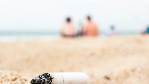 Rauchen am Strand: Nabu fordert Verbot wegen Umweltverschmutzung - Foto: iStock