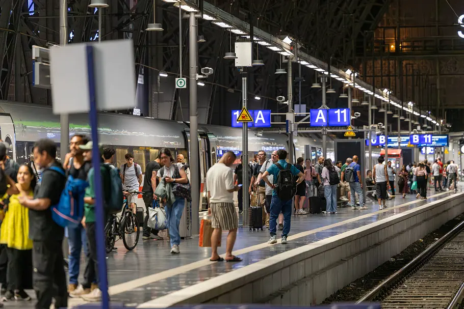 Nach Bahn-Chaos in Deutschland: Störungen können „noch einige Zeit dauern“ Bundesweite Funkstörung legte den gesamten deutschen Bahnverkehr zeitweise lahm. Die Störung begann am gestrigen Dienstagabend, gegen 22:00 Uhr.