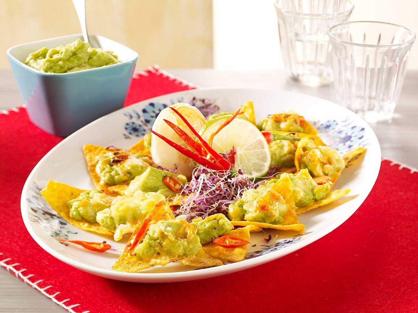 Nachos-Rezepte: Überbackene Nachos mit Guacamole Nachos-Rezepte: Überbackene Nachos mit Guacamole