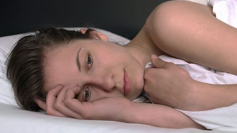 Nachts aufwachen: 5 Gründe, warum du nicht durchschlafen kannst - Foto: iStock/ TommL