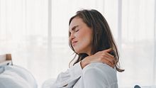 Nackenschmerzen deuten oft auf Verspannungen hin. - Foto: paulfourk/iStock