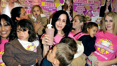 Octomom im Jahre 2010 mit ihren Kindern - Foto: Getty Images/ Toby Canham 