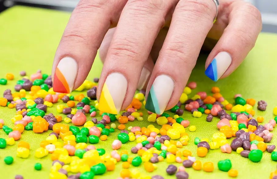 Nagel-Trend Line Nails: Bunte Nägel Nagel-Trend Line Nails: Bunte Nägel