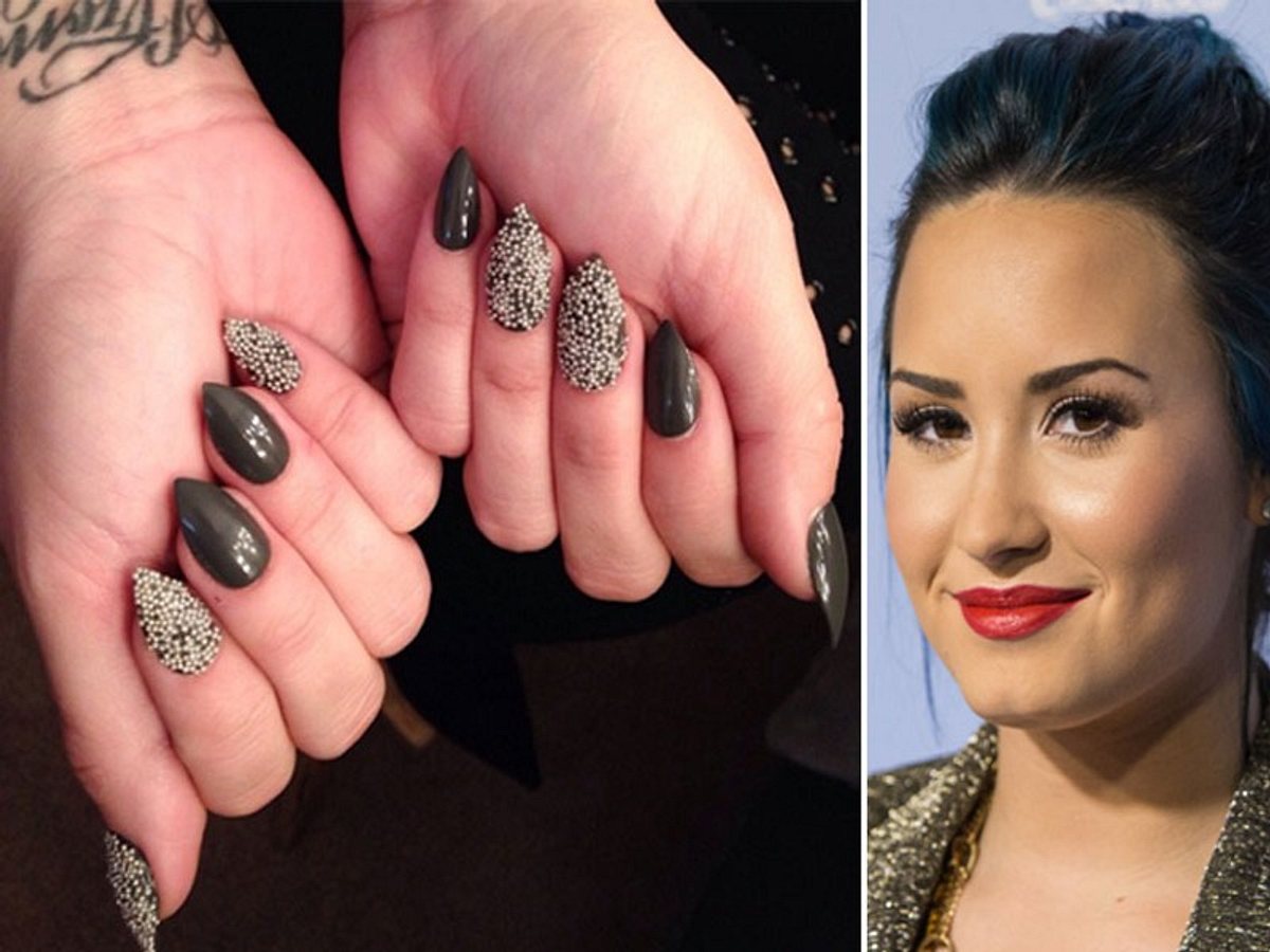 nageldesign bilder der stars demi lovato mit zuckerperlen nailart