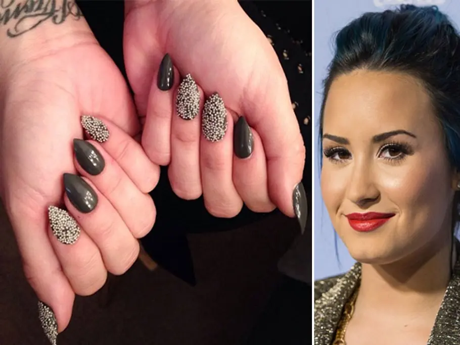 Nageldesign-Bilder der Stars: Demi Lovato mit Zuckerperlen-Nailart nageldesign bilder der stars demi lovato mit zuckerperlen nailart