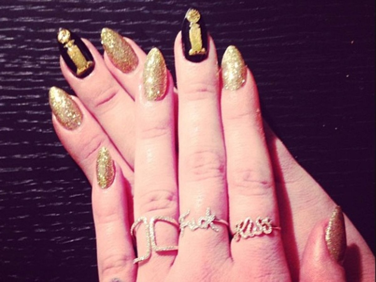 nageldesign bilder der stars kelly osbourne mit golden globe nailart