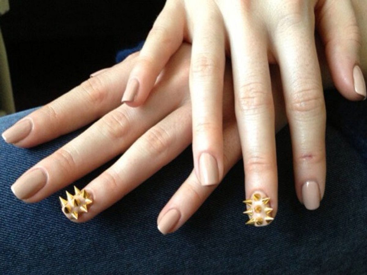 nageldesign bilder der stars lily collins mit nieten nails