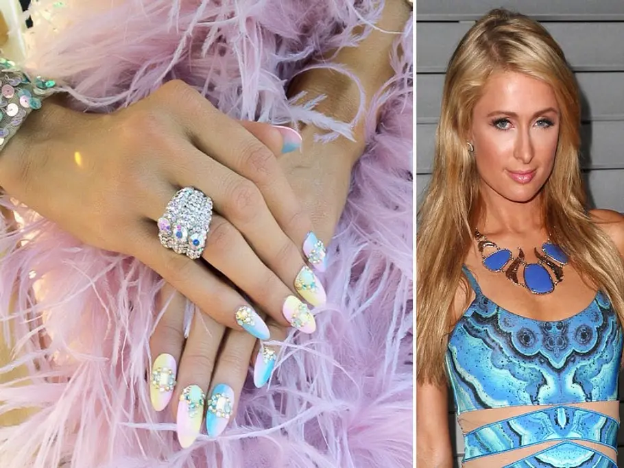 Nageldesign-Bilder: Paris Hilton mit Pastell-Regenbogen-Nägeln nageldesign bilder paris hilton mit pastell regenbogen naegeln