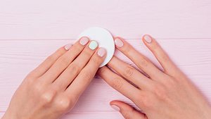 Wir haben vier Tricks, mit denen du deinen Nagellack auch ohne Nagellackentferner entfernen kannst. - Foto: iStock/iprogressman