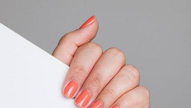Farbe und Pflege: Das gibts jetzt zusammen in einem Nagellack - Foto: Istock