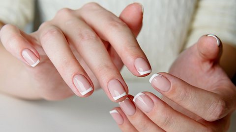 Nagellacktrend: French Nails mal anders - so sehen unsere Nägel jetzt aus - Foto: iStock