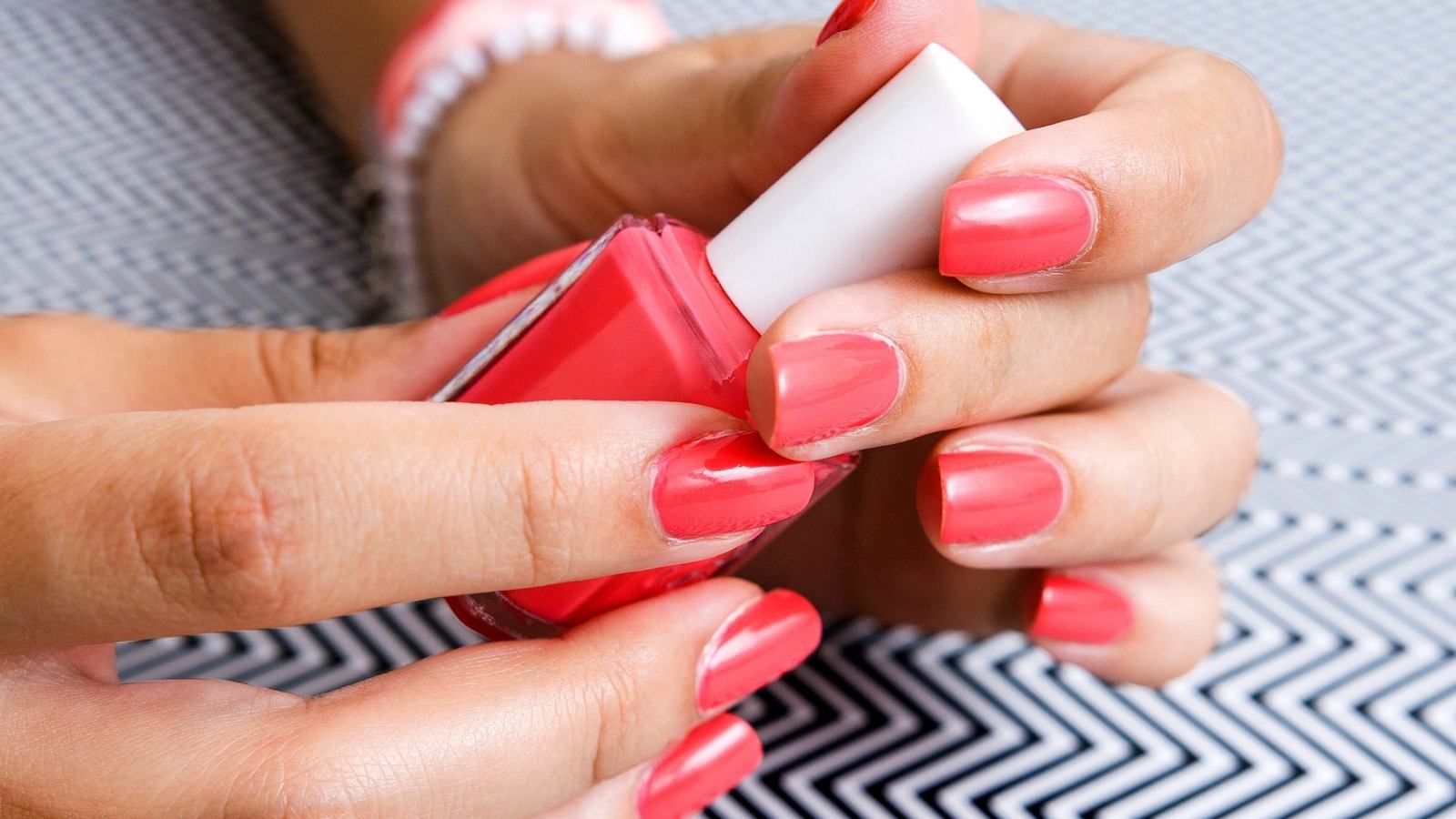 Nageltrends Frühling 2025: Die 5 schönsten Farben und Designs | Wunderweib