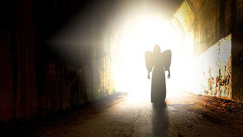 Unendliche Liebe, Licht oder der Teufel? Was sehen wir, wenn wir sterben? Hier berichten Menschen von ihren Nahtod-Erfahrungen. - Foto: iStock