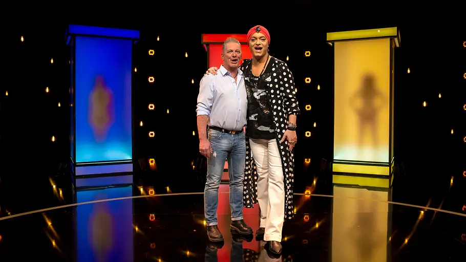 „Naked Attraction – Dating hautnah“ Kandidat Marcus und Moderator Julian F. M. Stoeckel. „Naked Attraction – Dating hautnah“ Kandidat Marcus und Moderator Julian F. M. Stoeckel vor den Boxen im Studio.