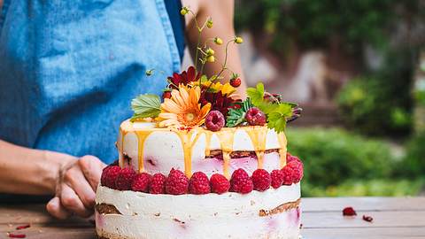 Der Naked Cake mit Beeren ist in einer Stunde fertig. - Foto: iStock/MilaDrumeva
