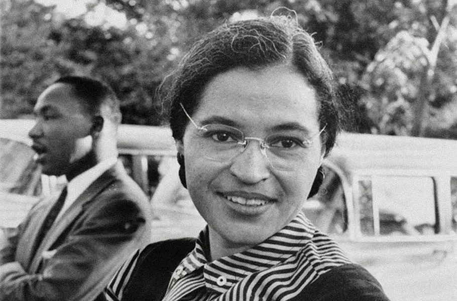 Aufnahme von Rosa Parks, die in die Kamera lächelt.