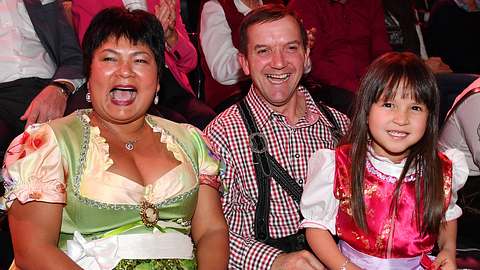Narumol und Josef haben allen Grund zum Strahlen! - Foto: Sven Simon/ imago images