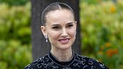 Schauspielerin Natalie Portman trägt einen strengen Dutt. - Foto: IMAGO / PIC ONE