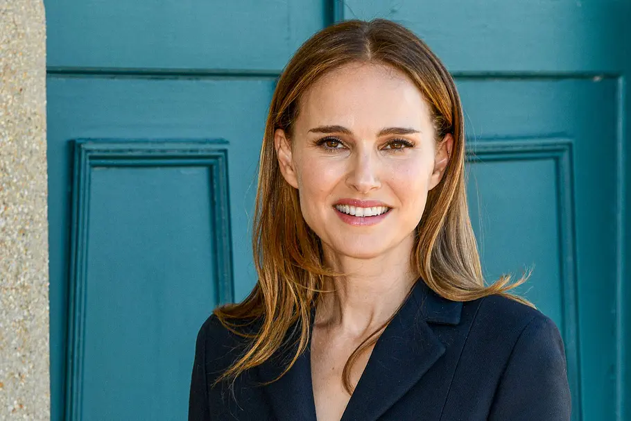 Natalie Portman mit Stufenschnitt Schauspielerin Natalie Portman mit offenem Haar und Stufenschnitt.