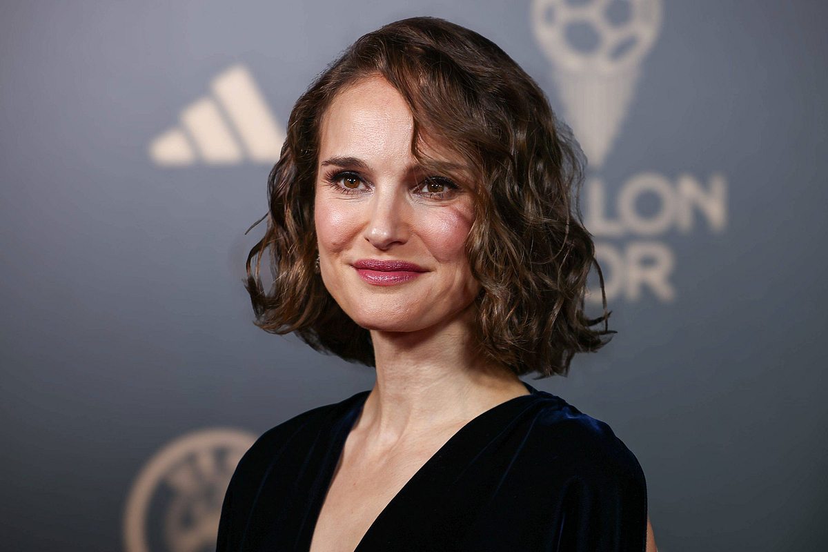 Natalie Portman mit lockigem Bob Schauspielerin Natalie Portman trägt einen lockigen Bob.