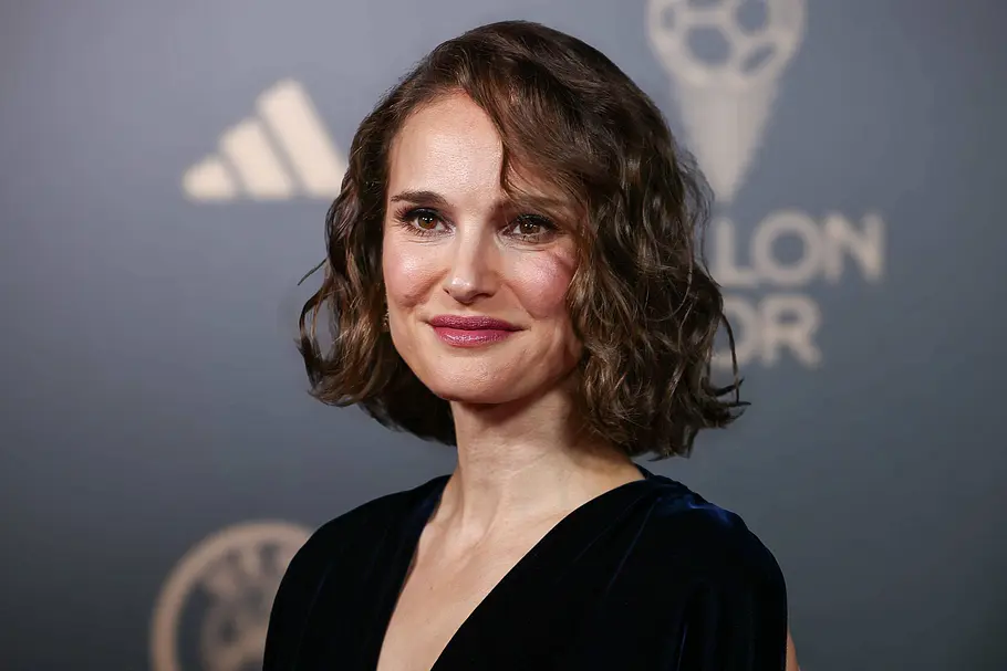 Natalie Portman mit lockigem Bob Schauspielerin Natalie Portman trägt einen lockigen Bob.