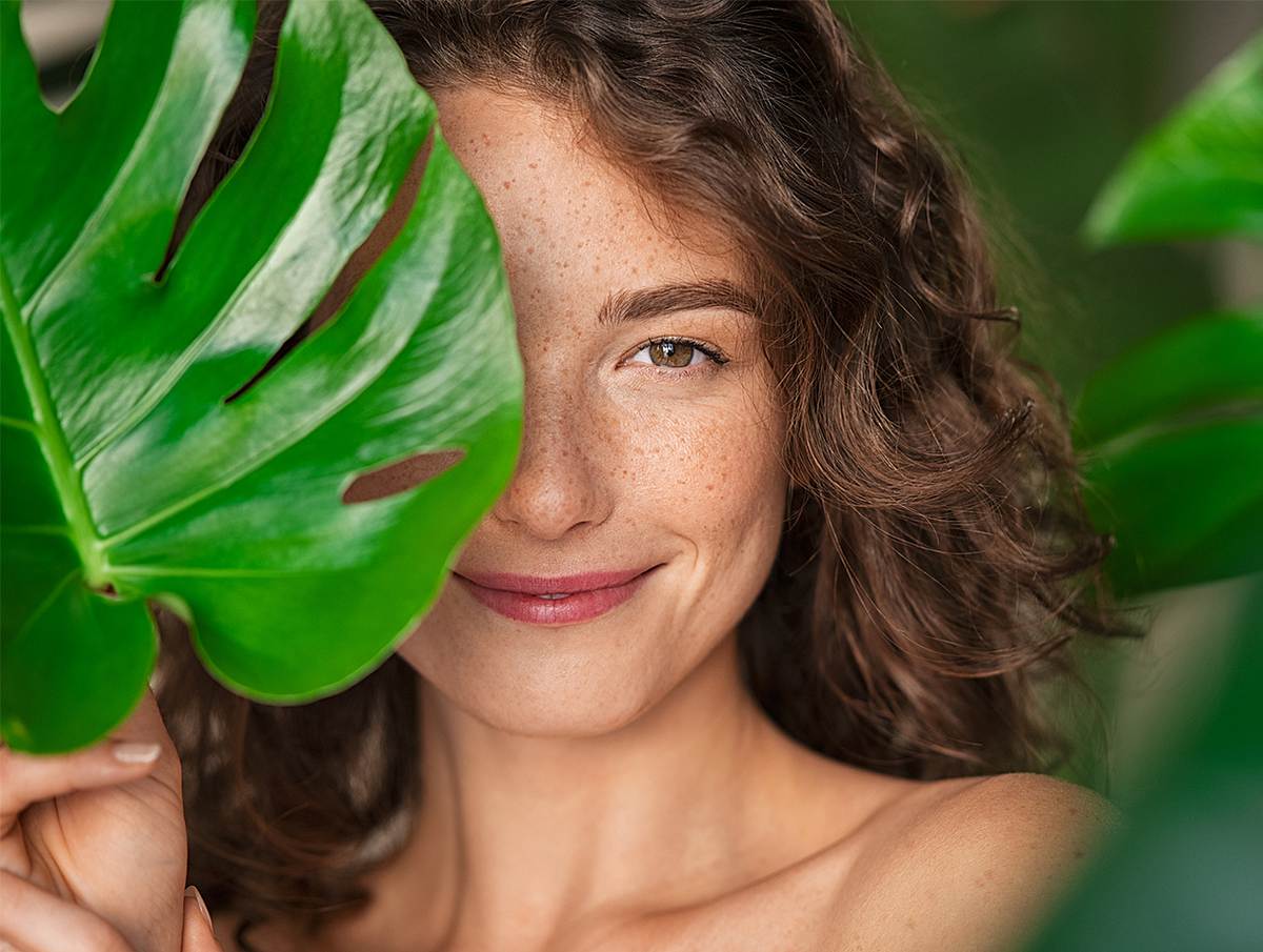 Frau mit natürlicher Ausstrahlung ohne Make-Up.