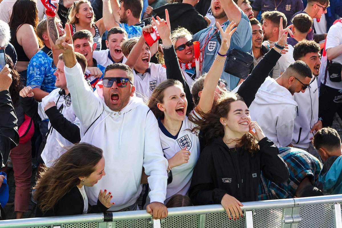 Englische Fans beim Feiern auf dem Düsseldorfer Fan Fest bei der Partie zwischen Schweiz und England.