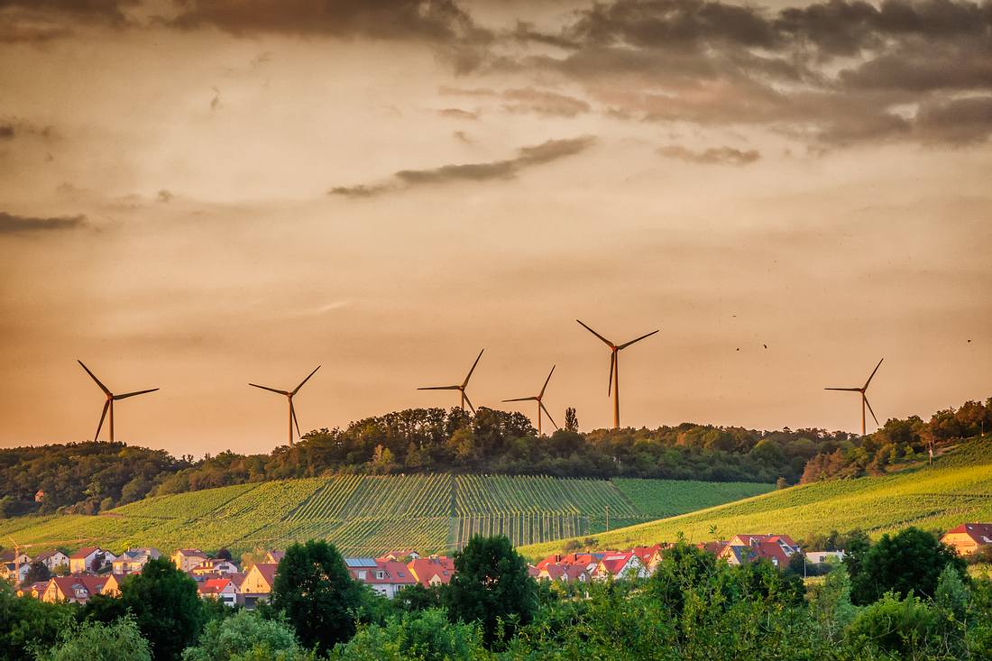 Seltenheitswert: Windräder in Bayern bei Sommerhausen am Main. Das Wind-an-Land-Gesetz soll das ändern. Seltenheitswert: Windräder in Bayern bei Sommerhausen am Main. Das Wind-an-Land-Gesetz soll das ändern.