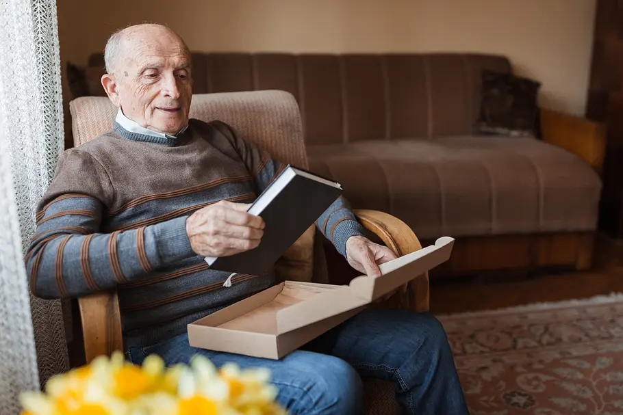 Ein Buch an Opi schicken? Wird 2024 durch eine Portoerhöhung teurer. (Themenbild)