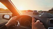 Frau im Auto Hände am Lenkrad - Foto: anyaberkut/iStock