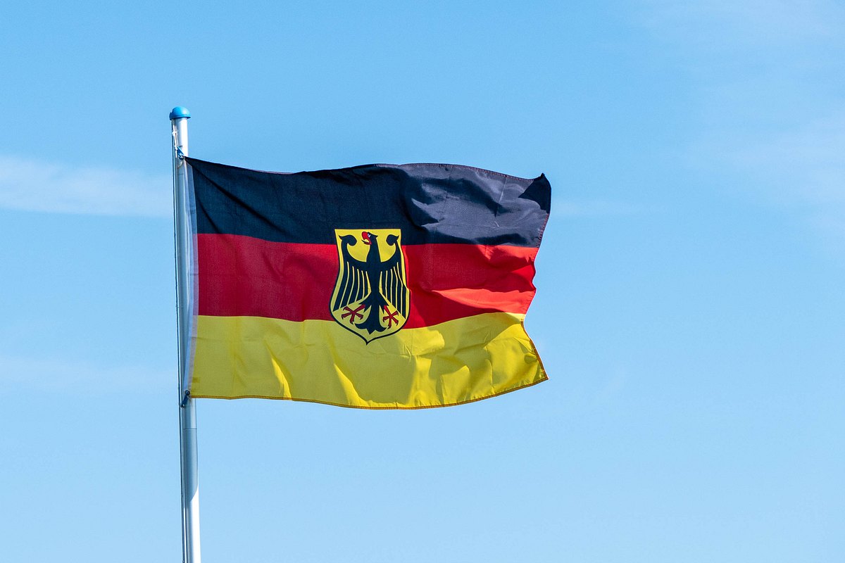 Mit der Nutzung Deutschlandflagge solltest du normalerweise vorsichtig sein - zur WM ist das Hissen und Jubeln allerdings mit ihr erlaubt. (Themenbild)