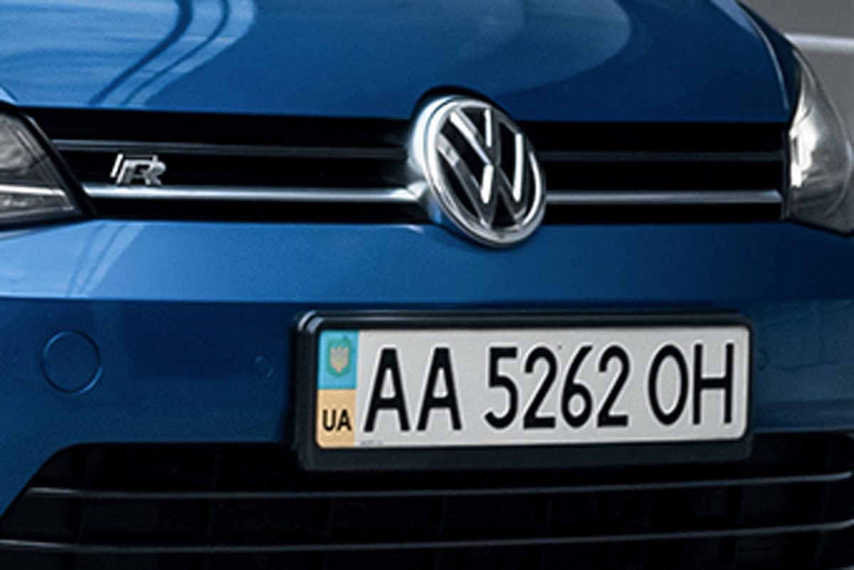 Werden bald aus dem Straßenbild in Deutschland verschwinden: Ukrainische Autokennzeichen. (Themenbild)