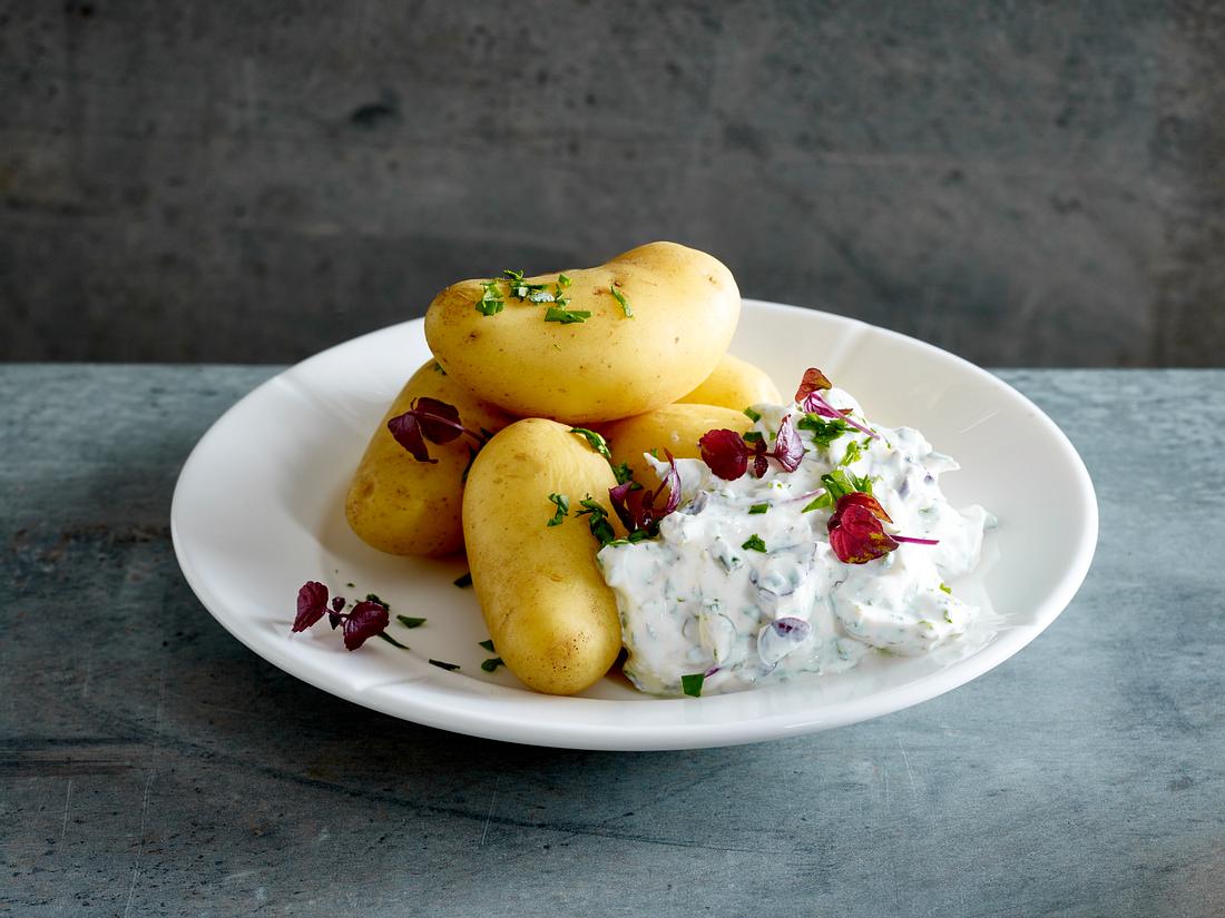 Neue Kartoffeln mit Wildkräuter-Quark Neue Kartoffeln mit Wildkräuter-Quark
