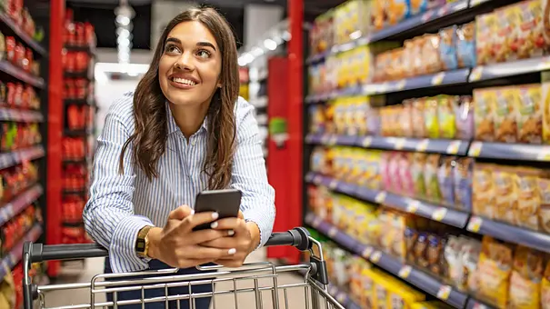Junge Frau im Supermarkt - Foto: iStock/dragana991