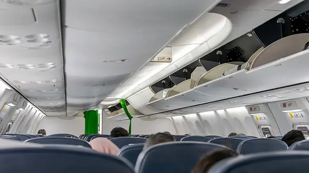 Flugzeugsitze und Gepäckablage - Foto: iStock / MSC