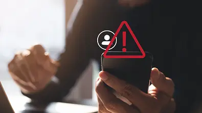 Mann benutzt Mobiltelefon mit Warnalarm wegen Betrug, System gehackt wegen Cyberangriff, unbekannter Anruf. - Foto: Tippapatt/iStock Mann benutzt Mobiltelefon mit Warnalarm wegen Betrug, System gehackt wegen Cyberangriff, unbekannter Anruf. - Foto: Tippapatt/iStock
