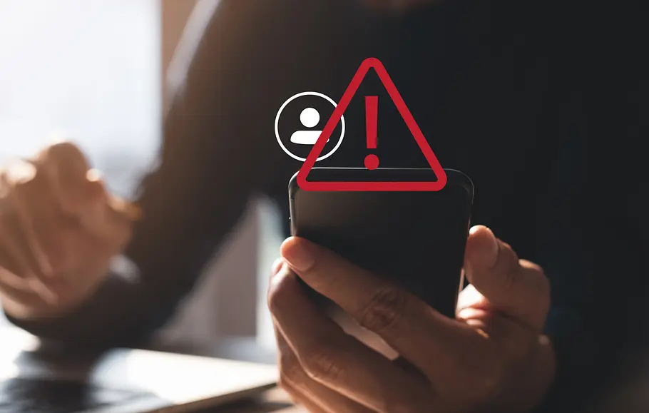 Neue Telefonabzocke: Bei diesen XX Nummern nicht rangehen! Mann benutzt Mobiltelefon mit Warnalarm wegen Betrug, System gehackt wegen Cyberangriff, unbekannter Anruf.