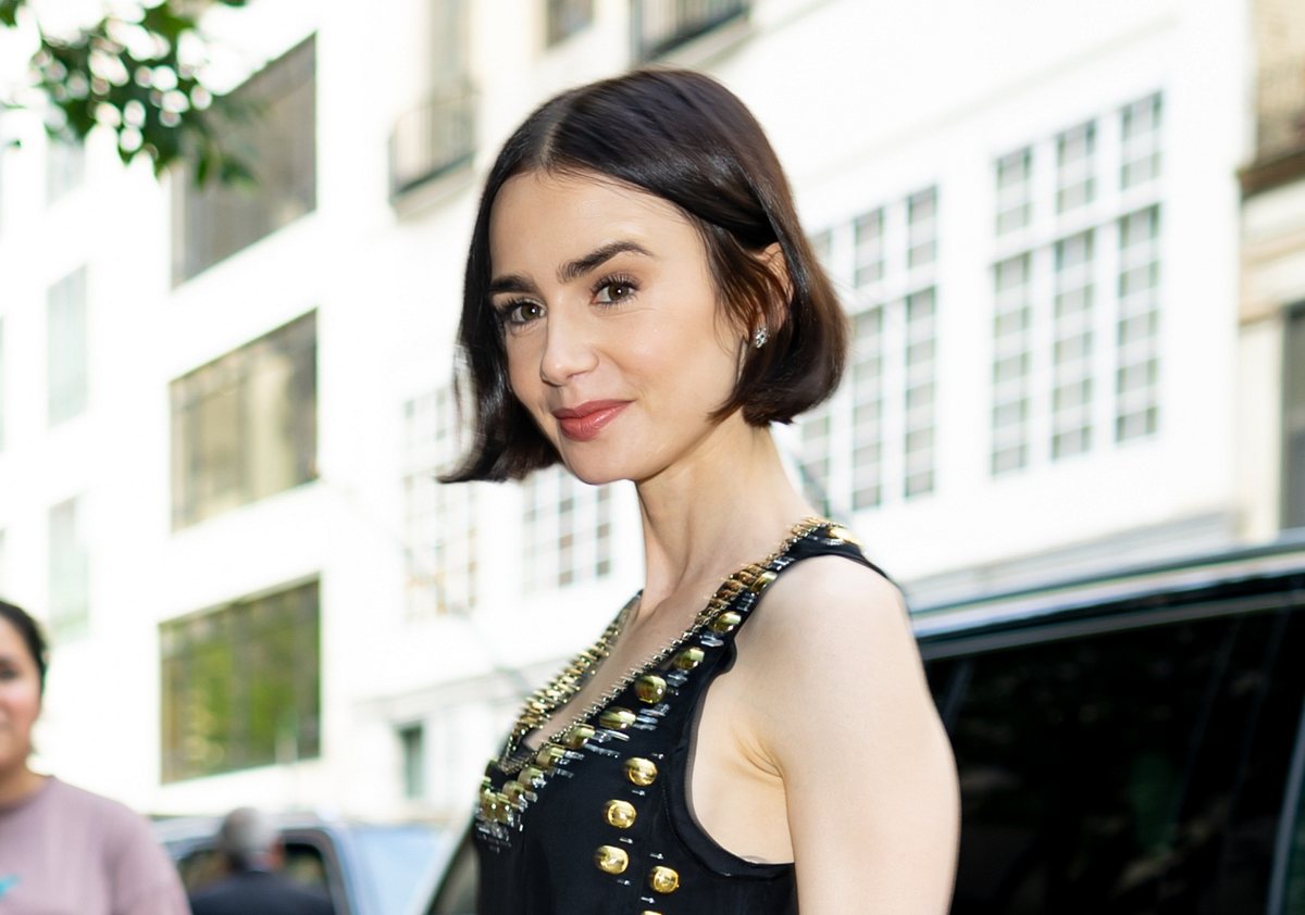 Schauspielerin Lily Collins (Emily in Paris) trägt den angesagten Doll Bob.