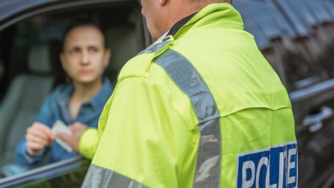 Die neue Straßenverkehrsordnung sieht unter anderem höhere Bußgelder und mehr Rechte für Fahrradfahrer vor. Ein Überblick über die wichtigsten Gesetzesänderungen. - Foto: Istock