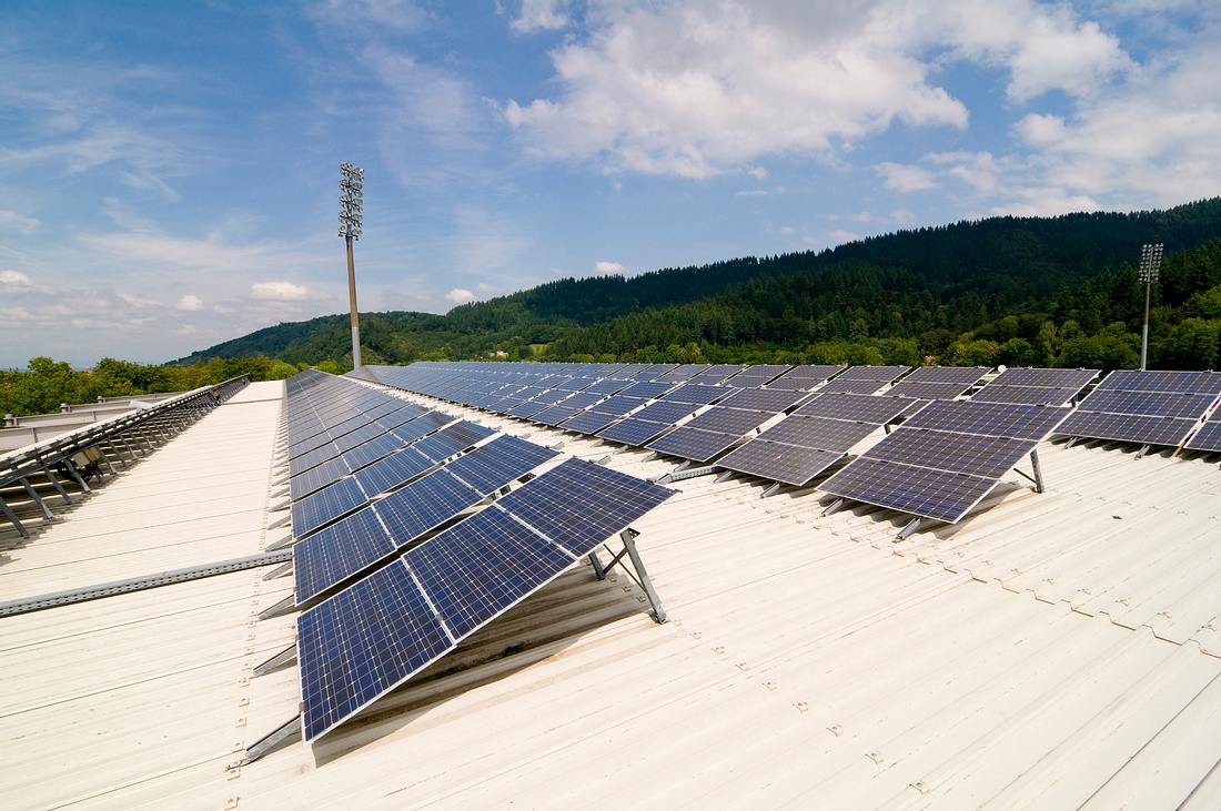 Neues Gesetz 2022: In Baden-Württemberg müssen ab Januar auf neuen Nicht-Wohngebäuden und Parkplätzen ab 35 Auto-Stellplätzen Solarpanels gebaut werden. Neues Gesetz 2022: In Baden-Württemberg müssen ab Januar auf neuen Nicht-Wohngebäuden und Parkplätzen ab 35 Auto-Stellplätzen Solarpanels gebaut werden.