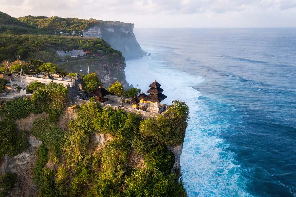 Uluwatu-Tempel auf den balinesischen Klippen im Süden der Insel: Bald wird die Reise 9 Euro teurer. (Themenbild)