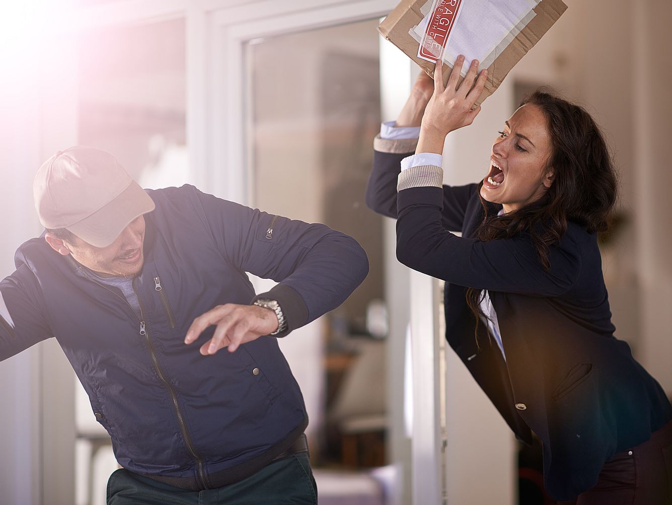 Manche Menschen werden aggressiv und handgreiflich, wenn der Gerichtsvollzieher vor der Tür steht (Symboldbild). Manche Menschen werden aggressiv und handgreiflich, wenn der Gerichtsvollzieher vor der Tür steht (Symboldbild).