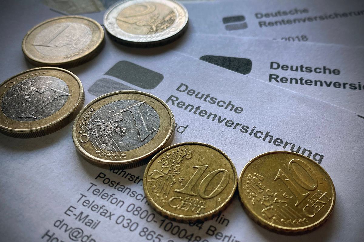Brief der Deutschen Rentenversicherung mit Münzen (Themenbild)