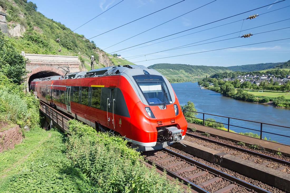 Mit dem 49-Euro-Ticket kannst du ab Mai 2023 im Nahverkehr durch ganz Deutschland fahren - zum Beispiel ins Moseltal.