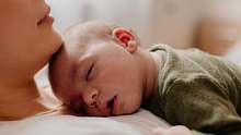 Unter Neugeborenengelbsucht leiden mehr als die Hälfte aller Babys. - Foto: iStock/AleksandarNakic