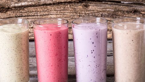 Vier bunte Proteinshakes für den New-York-Diät-Plan - Foto: Whitestorm / iStock