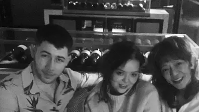 Nick Jonas legt den Arm um Maya Kibbel (†) - Foto: instagram.com/coach_kibbel