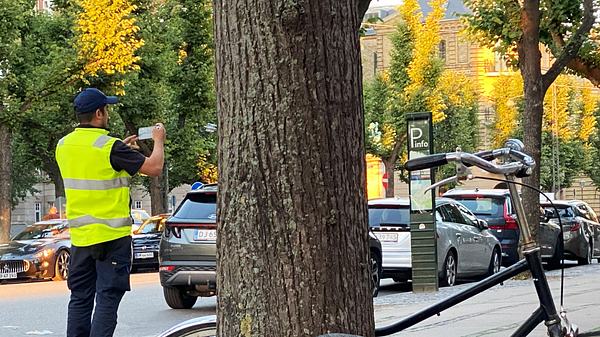 Niclas Matthei ist Anzeigenhauptmeister - hier ist ein Parkwächter beim Fotografien von Falschparkern zu sehen. (Themenbild) - Foto: Scharvik/iStock