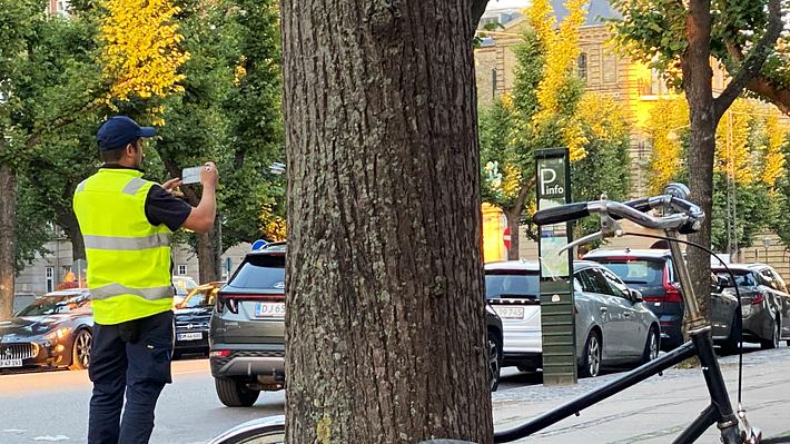 Niclas Matthei ist Anzeigenhauptmeister - hier ist ein Parkwächter beim Fotografien von Falschparkern zu sehen. (Themenbild) - Foto: Scharvik/iStock