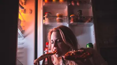 Beim Night Eating Syndrom wachst du nachts auf und hast eine Heißhunger-Attacke - Foto: iStock